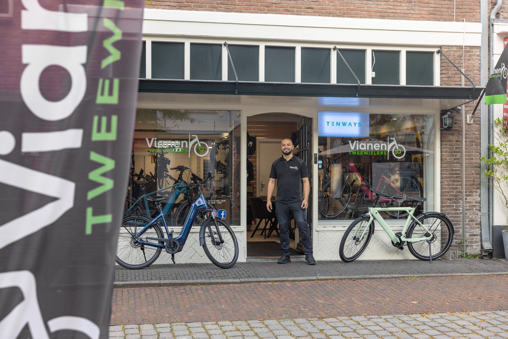 De winkel van Vianen Tweewielers met medewerker voor de ingang
