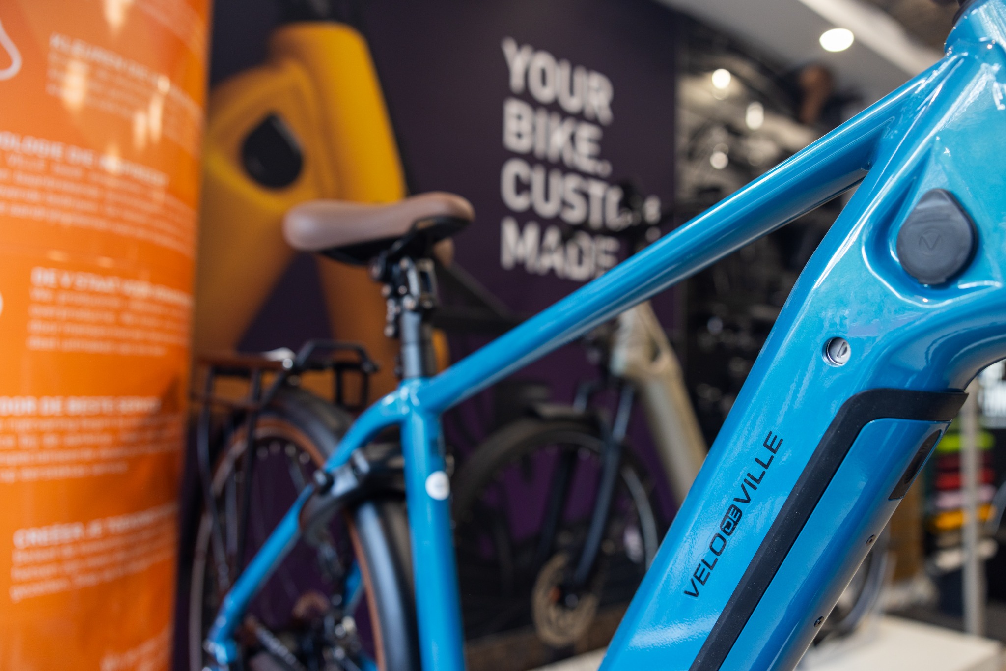 Een blauwe Velo de Ville e-bike in de winkel van Vianen Tweewielers