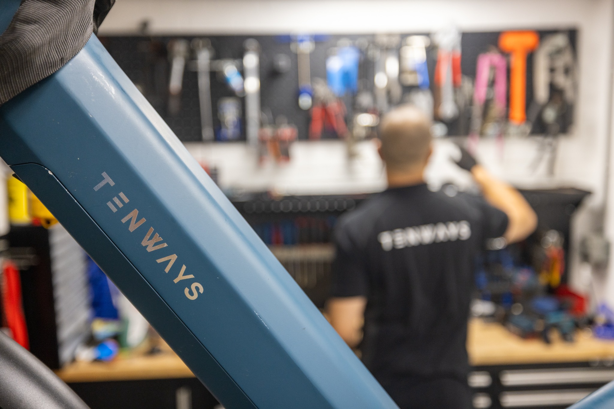 Een Tenways e-bike in de werkplaats van Vianen Tweewielers